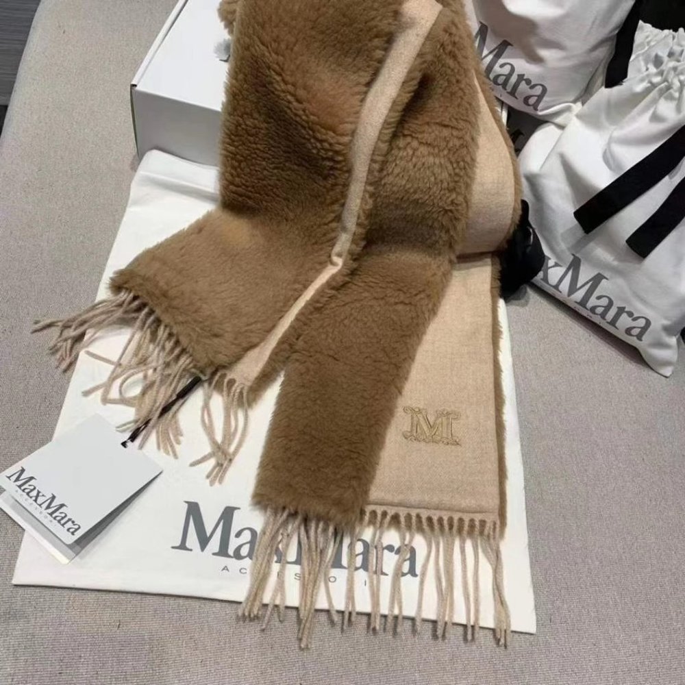 Sold🔥MaxMara Teddy Camel Scarf - Picture 3 of 10